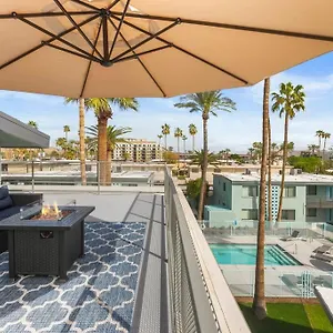 Micro With Balcony & Pool View - Walk To Ot Apartment