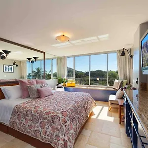 @ Marbella Lane Studio, 15 Steps From The Beach, 11 Mins From The Airport Apartment